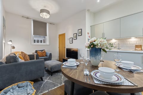 TV and multimedia, Kitchen or kitchenette, Living room, Seating area, Dining area