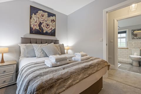 Bed, Bathroom, Bedroom, towels