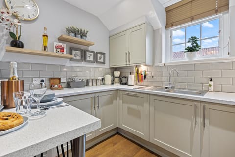 Coffee/tea facilities, Kitchen or kitchenette, Dining area, dishwasher, stove, toaster