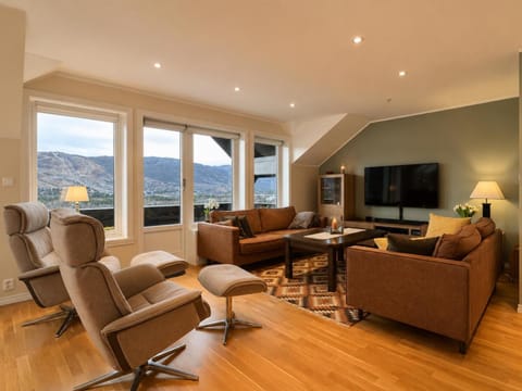 TV and multimedia, Balcony/Terrace, Living room, Seating area, Mountain view