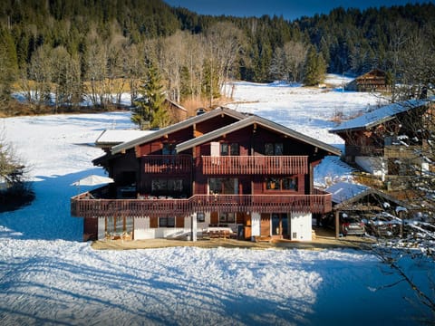 Property building, Day, Natural landscape, Winter, Mountain view