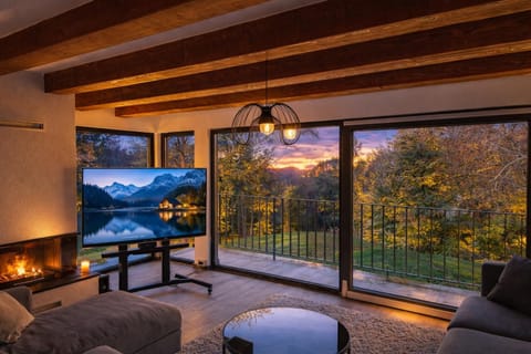 Communal lounge/ TV room, Natural landscape, Balcony/Terrace, Evening entertainment, Mountain view