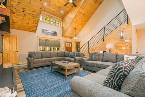 Foxcroft: New, Lake Access w. Dock Slip, Hot Tub, Pool Table House in Deep Creek Lake