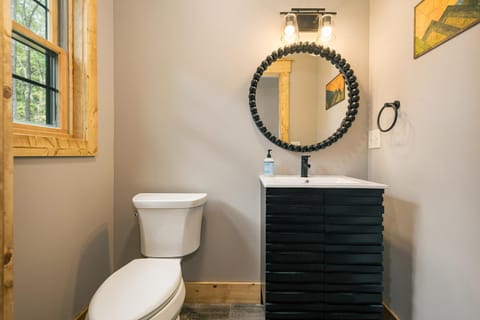 Foxcroft: New, Lake Access w. Dock Slip, Hot Tub, Pool Table House in Deep Creek Lake