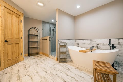 Foxcroft: New, Lake Access w. Dock Slip, Hot Tub, Pool Table House in Deep Creek Lake