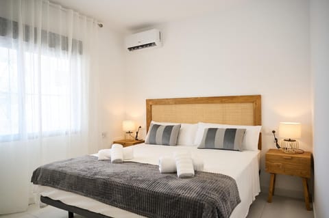 Bed, Photo of the whole room, Bedroom, air conditioner