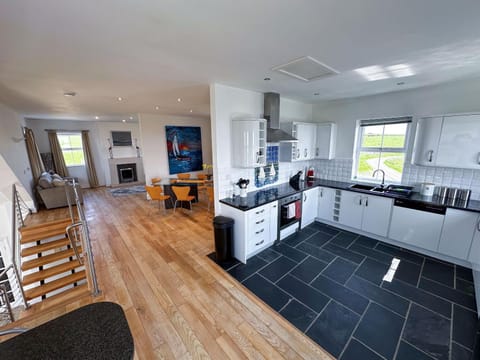 Kitchen or kitchenette, Seating area, Dining area