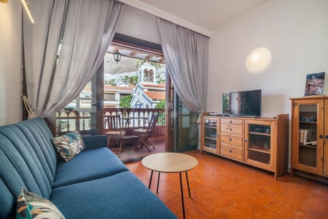 TV and multimedia, Living room, Seating area, Evening entertainment