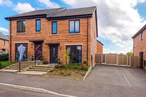 Sleeps 7, Stunning Home, Free Parking, Perfect For Groups, Long Term Disc Apartment in Prestwich