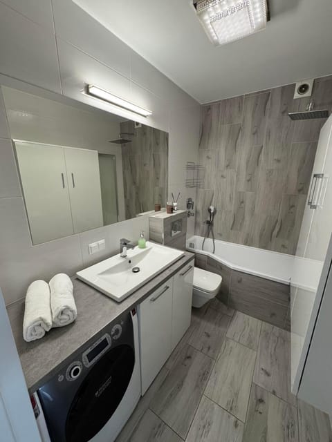 Shower, Toilet, Bathroom, Bath, towels