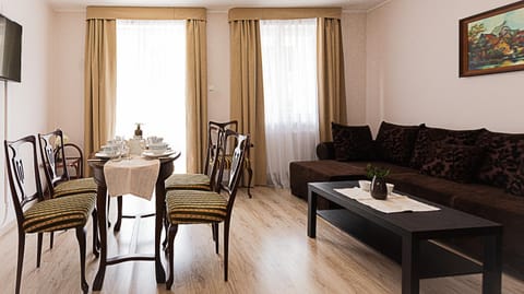 TV and multimedia, Living room, Seating area, Dining area