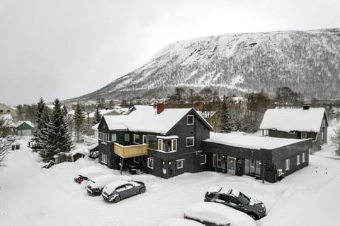 Property building, Day, Natural landscape, Winter, Mountain view