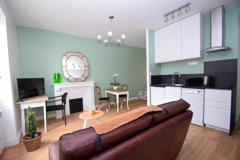 TV and multimedia, Coffee/tea facilities, Kitchen or kitchenette, Seating area, Dining area, stove