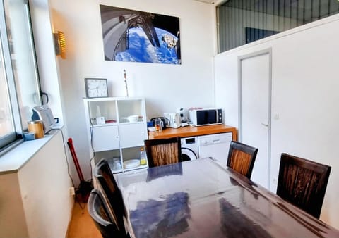 Coffee/tea facilities, Dining area, dishwasher, oven, washing machine