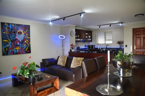 Living room, Seating area, kitchen