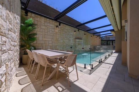 Dining area, Swimming pool