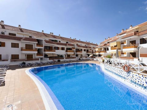 Property building, Swimming pool, sunbed
