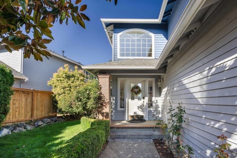 Kirkland Elegant 4B 2 5B Family Retreat with Designer Decor House in Kirkland