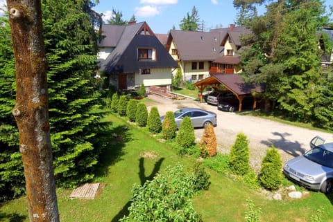 Property building, Spring, Day, Neighbourhood, Natural landscape, Garden, Garden view, Street view, Parking