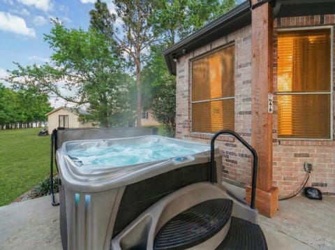 Shady Shores Lake House - Hot Tub Dog-Friendly House in Lake Lewisville