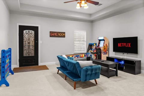 Shady Shores Lake House - Hot Tub Dog-Friendly House in Lake Lewisville