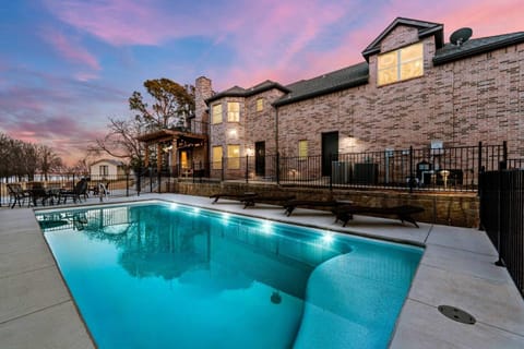 Shady Shores Lake House - Hot Tub Dog-Friendly House in Lake Lewisville