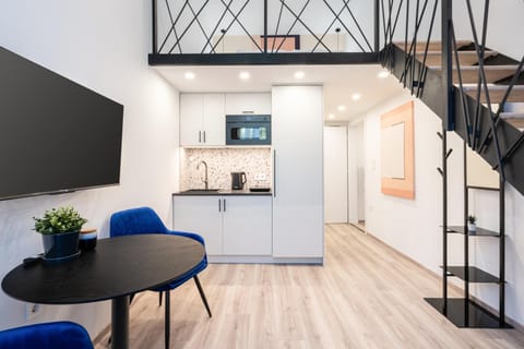 TV and multimedia, Kitchen or kitchenette, Dining area, minibar, stove