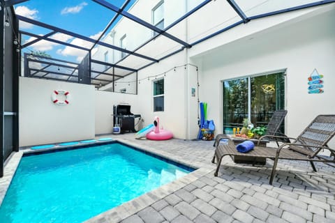 Heated Pool-2 King bed home close to Disney House in Loughman