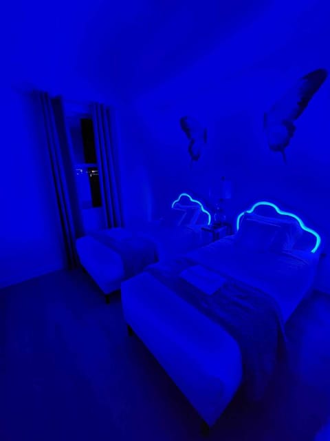 Heated Pool-2 King bed home close to Disney House in Loughman