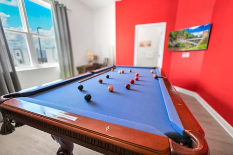 Heated Pool-2 King bed home close to Disney House in Loughman