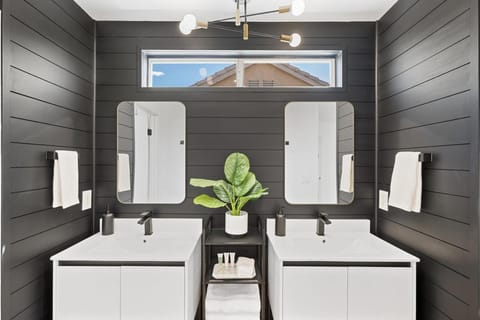 Desert Oasis-Large Pool & Spa, Firepit, Gameroom, Hammocks House in Desert Hot Springs