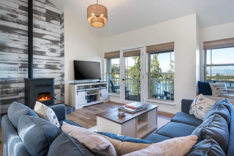 Property building, TV and multimedia, Living room, Lake view, Lake view, fireplace, fireplace