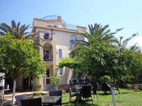 Property building, Day, Garden, Lounge or bar