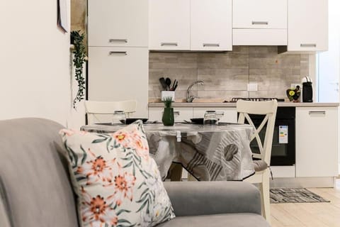 Coffee/tea facilities, Kitchen or kitchenette, Living room, Seating area, Dining area, minibar, oven, pet friendly, stove, toaster
