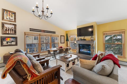 TV and multimedia, Living room, Seating area, fireplace, furniture