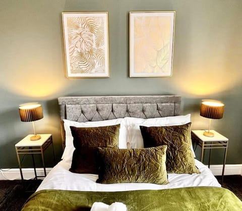 Spacious 6 bed house Altrincham House in England