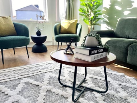 Spacious 6 bed house Altrincham House in England