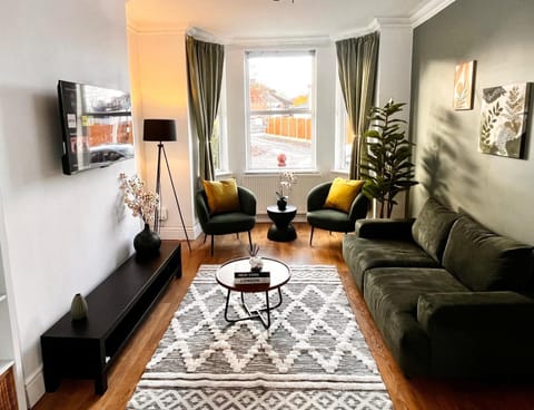 Spacious 6 bed house Altrincham House in England