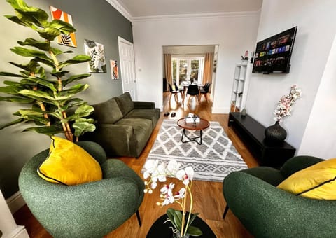 Spacious 6 bed house Altrincham House in England