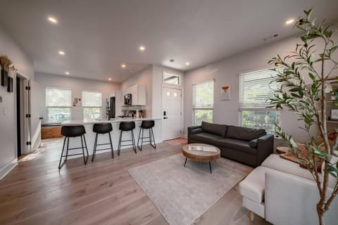 Hot Tub Amazing Location! Modern Ohio City Luxury 2 King Beds House in Ohio City