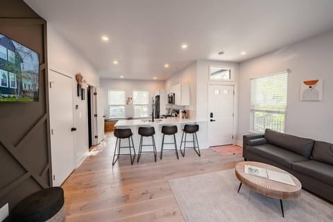 Hot Tub Amazing Location! Modern Ohio City Luxury 2 King Beds House in Ohio City