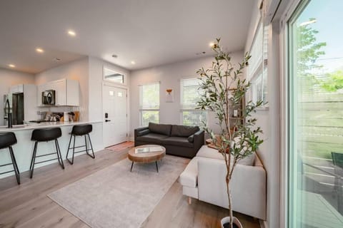 Hot Tub Amazing Location! Modern Ohio City Luxury 2 King Beds House in Ohio City