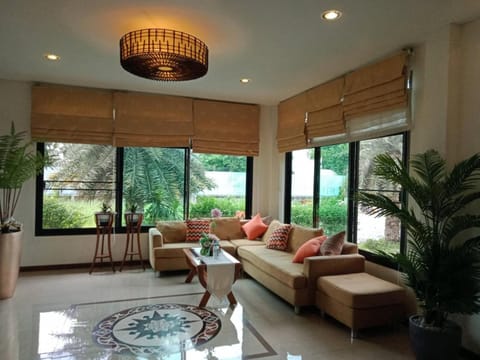 Garden, Living room, Lobby or reception, Seating area, Garden view