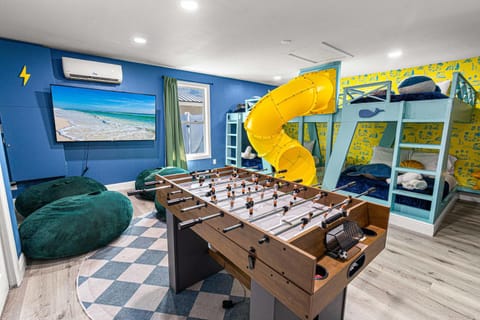 Tropical boho villa w pool & game court House in Largo