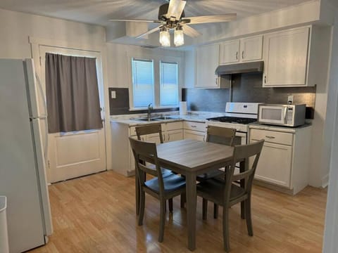 Cozy home with 3 beds and an office! House in Decatur