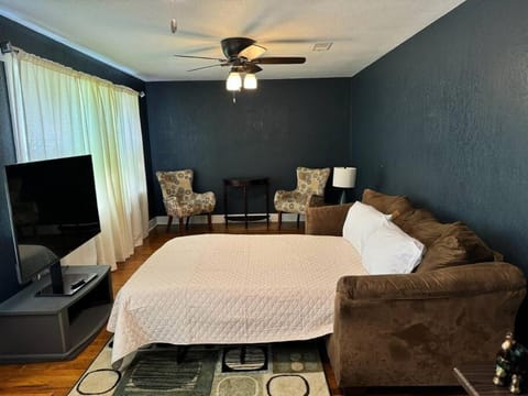 Cozy home with 3 beds and an office! House in Decatur