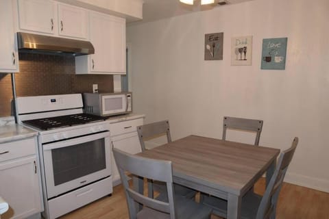 Cozy home with 3 beds and an office! House in Decatur