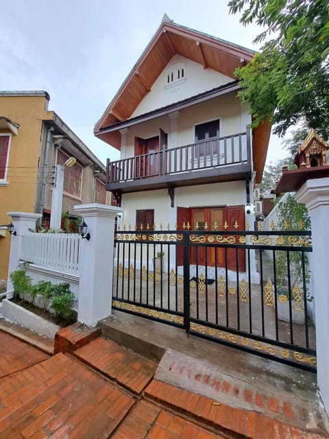 Property building, Patio, Day, Balcony/Terrace