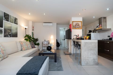 Kitchen or kitchenette, Living room, Seating area, Dining area, minibar, oven, pet friendly, stove, air conditioner