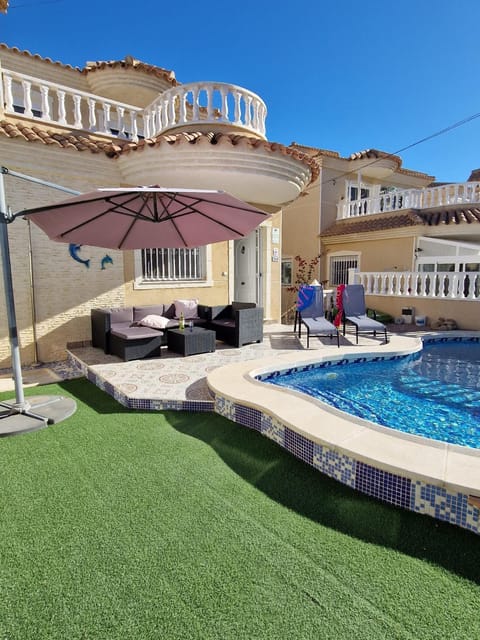 Property building, Swimming pool, sunbed